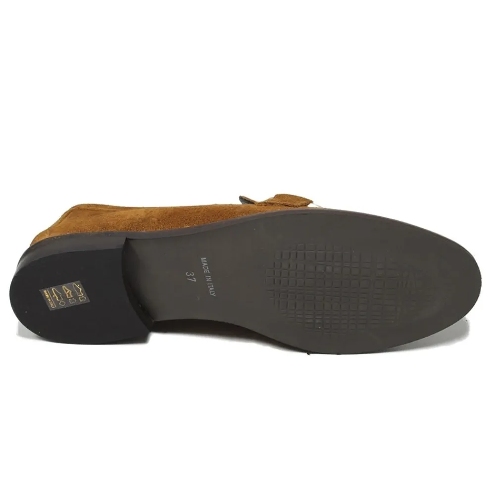 mocassini_da_donna_in_cam_4-2.webp Stringate & Mocassini | In Time Mocassini da Donna in camoscio con morsetto "MADAME" - Cuoio