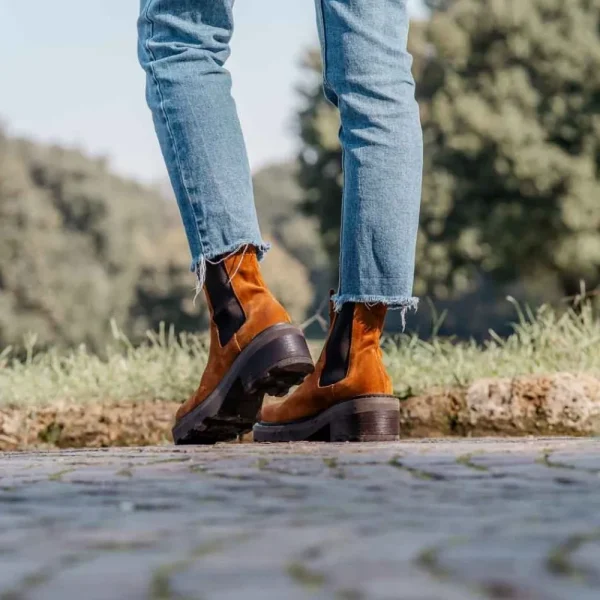 Anfibi | Stivali E Scarpe Con Zeppa | Made in Italy Stivaletti Beatles Platform con Elastici "Margo" - Camoscio Cuoio