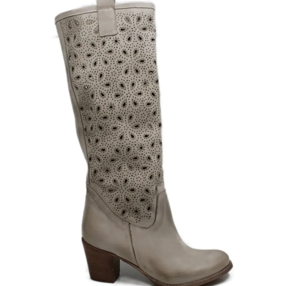 stivali_tacco_medio_estiv_0.webp Stivali Estivi | Stivali Con Tacco | In Time Stivali Tacco Medio Estivi Laserati "Flor" - Taupe