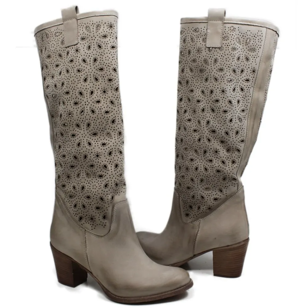stivali_tacco_medio_estiv_4.webp Stivali Estivi | Stivali Con Tacco | In Time Stivali Tacco Medio Estivi Laserati "Flor" - Taupe