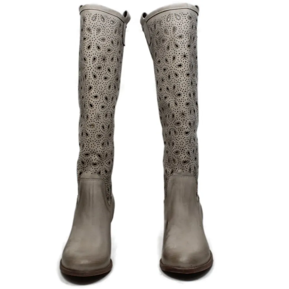 stivali_tacco_medio_estiv_5.webp Stivali Estivi | Stivali Con Tacco | In Time Stivali Tacco Medio Estivi Laserati "Flor" - Taupe