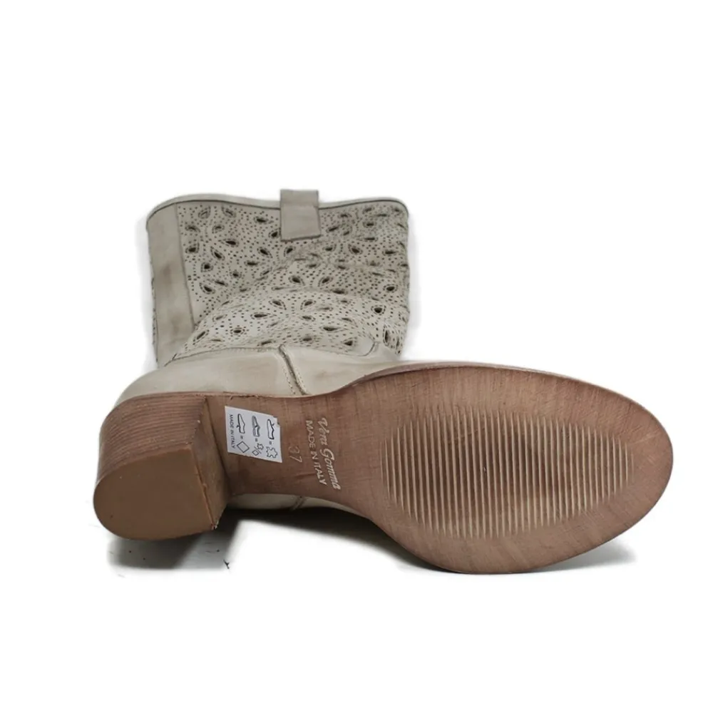 stivali_tacco_medio_estiv_6.webp Stivali Estivi | Stivali Con Tacco | In Time Stivali Tacco Medio Estivi Laserati "Flor" - Taupe