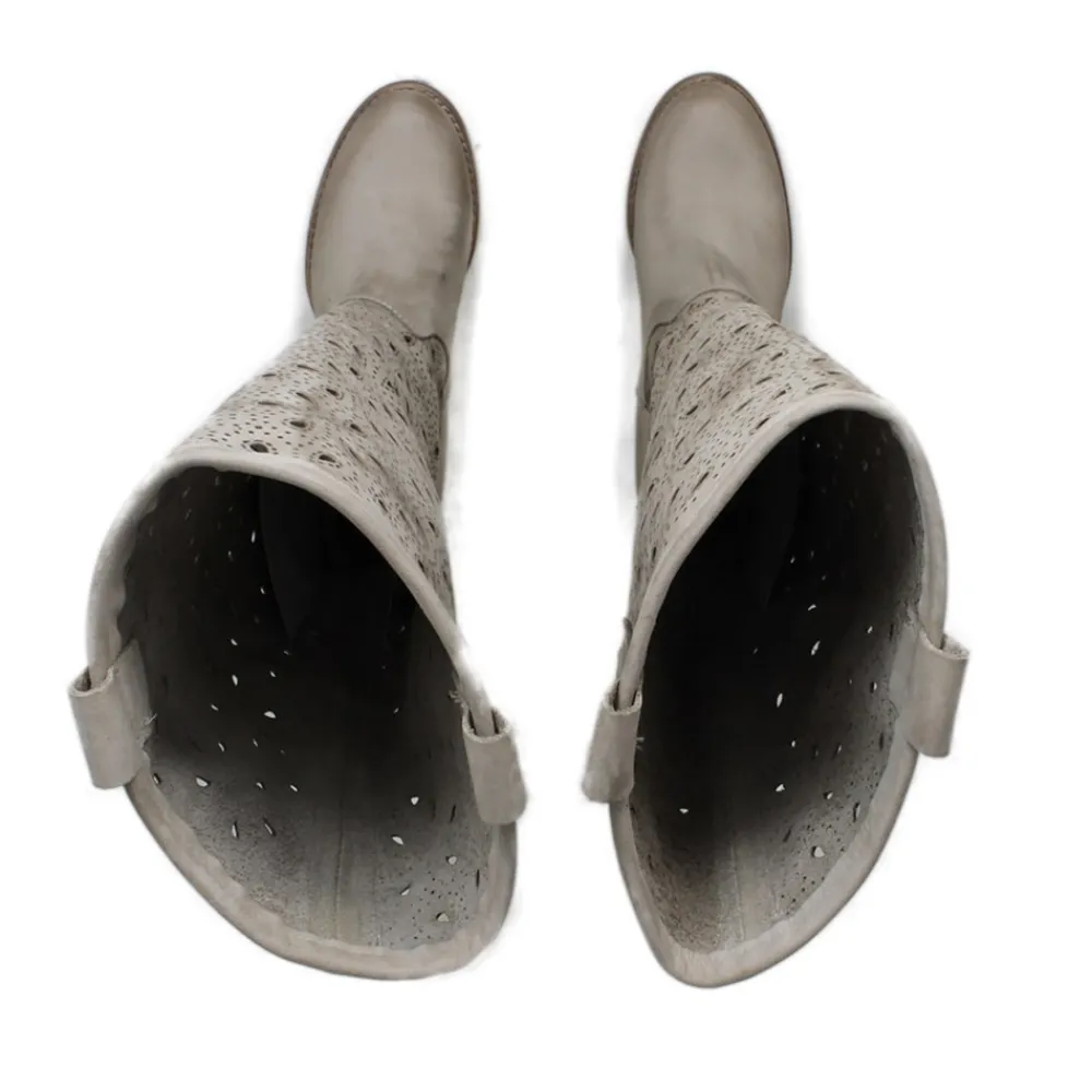 stivali_tacco_medio_estiv_7.webp Stivali Estivi | Stivali Con Tacco | In Time Stivali Tacco Medio Estivi Laserati "Flor" - Taupe