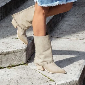 Stivali Con Tacco | Stivali Estivi | Personal Stivali Texani Estivi con Bavero Risvolto e Borchie "Dayane" - Camoscio Beige